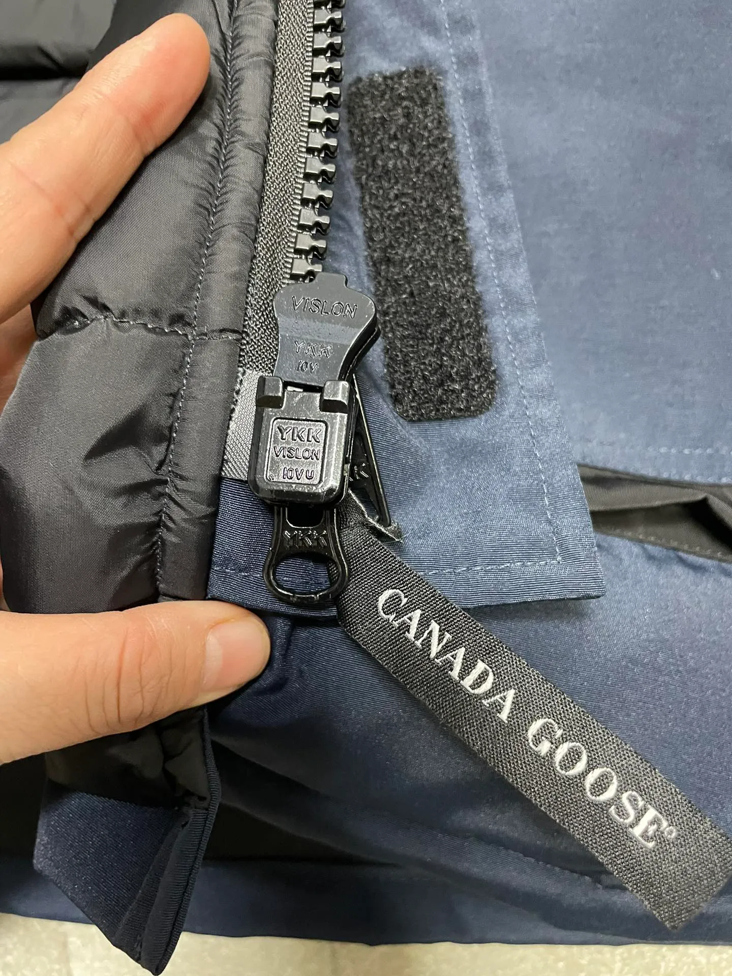 P1060 CANADA GOOES 🇨🇦ⒿⓅⓈ manufactures 10 models of snow curse men and women couples. Factory direct supply: supplying global purchasing agents, micro-business, entities, Tmall, high-end stalls and studio cooperation, free shipping! There are 10 types of Canada Goose Snow Mantra parkas for men and women, the Rolls-Royce of down jackets. ➖ Industry-leading anti-counterfeiting chip sensing. ➖ Imported Behringer embroidery machines and customized embroidery labels, the highest level and industry leading. ➖ Imported Korean 21-count polyester-cotton blended original fabric, TC85 waterproof coated fabric, water-repellent, windproof and wear-resistant. ➖ The new national standard 90 white duck down has an average down filling of 300 grams. The amount of down filling is industry-leading. ➖ 100% nylon lining with double double-layer sealing design to prevent velvet running, and seamless thread design on the cuffs! ➖ Yoshida YKK provides original factory-customized electroplated sliders. YKK two-way lockable zippers are tight and smooth and do not peel off paint. ➖ 3M composite Velcro is durable and the accessories and hardware are all custom-made. Note: Our copywriting is only simple and clear. Instead of bragging about the copywriting, it is better to compare and understand with samples. Only for the purest goose, the most dedicated, the most professional, the highest quality, the highest cost performance! SIZE:XS-XXL [with size chart]